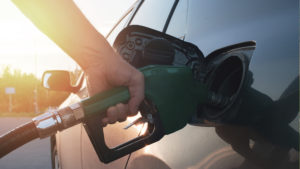 carro abastecendo com etanol