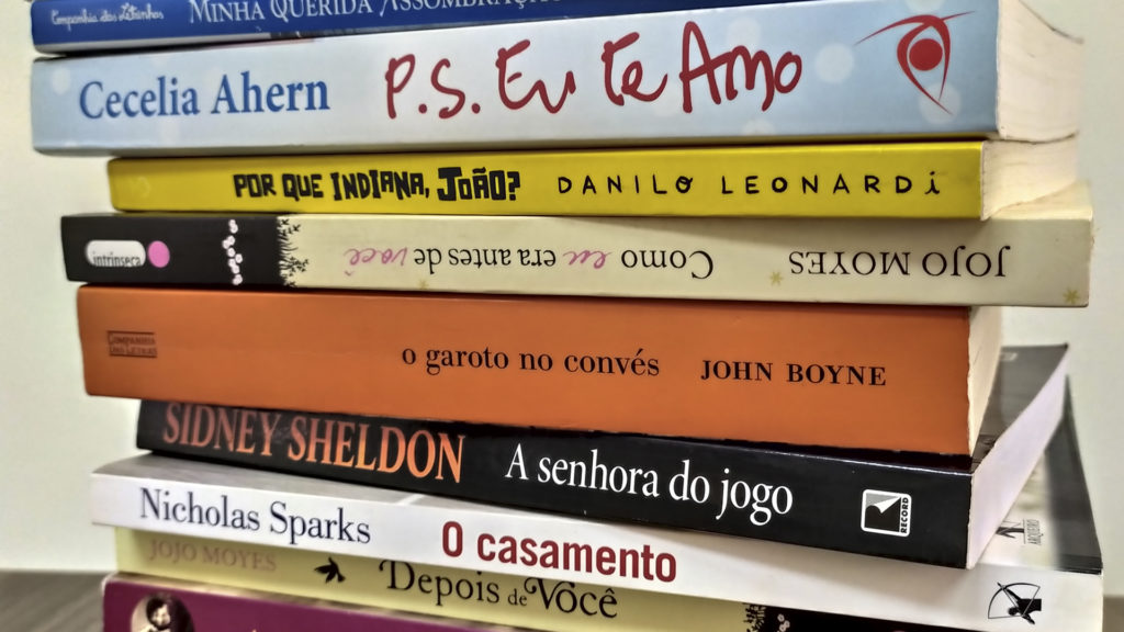 Livros empilhados disponíveis na Biblioteca