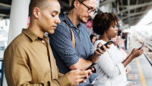pessoas lendo fake news