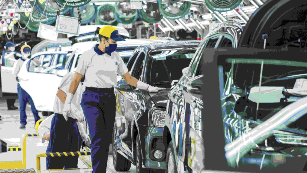 mulher abastecendo carro