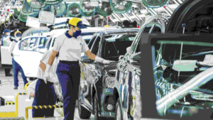 mulher abastecendo carro