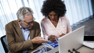 pessoas no computador