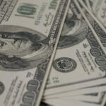 Dólar e juros pressionam mercados em meio a tensões internacionais